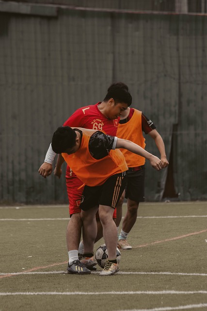 他出道于巴